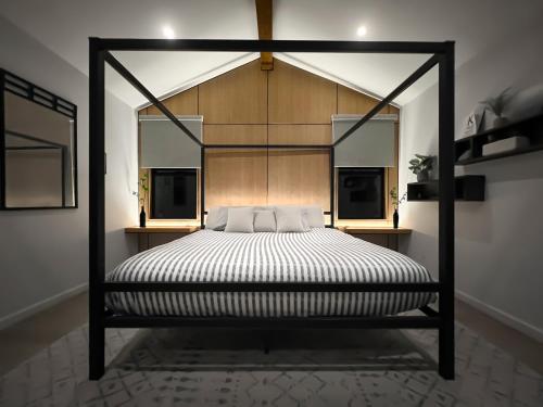 open airy custom designed home - 2kings - sleeps 14 in Houston, USA