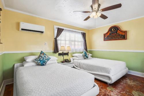 Double Room with Two Double Beds image 5