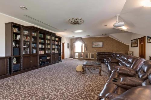 Villa with pool and garden in Hlibivka