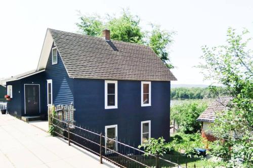 Bluffside cottage with gorgeous river views