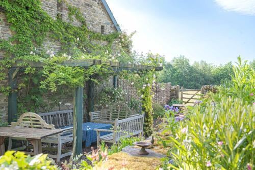 บริการและสิ่งอำนวยความสะดวก, ออลตีเบรน ฟาร์ม คอทเทจแอนด์บี (Alltybrain Farm Cottages and B&B) in บรีคอน