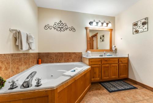 Whispering Woods Lodge-Sleeps 10 Home - image 2
