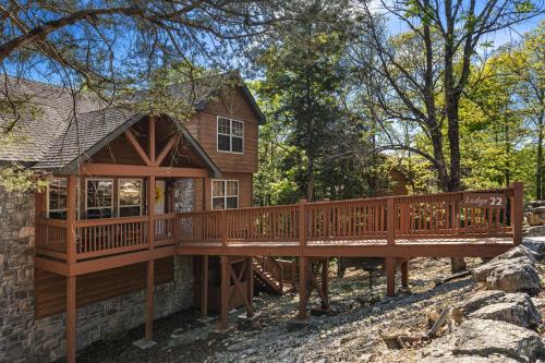 Whispering Woods Lodge-Sleeps 10 Home - image 11