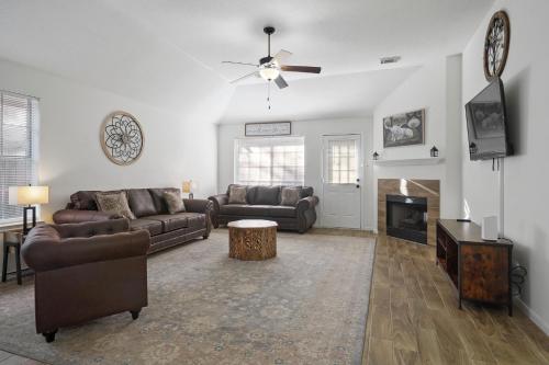 IAH Place: 4 bed, patio-sleeps 8+ in Humble, USA