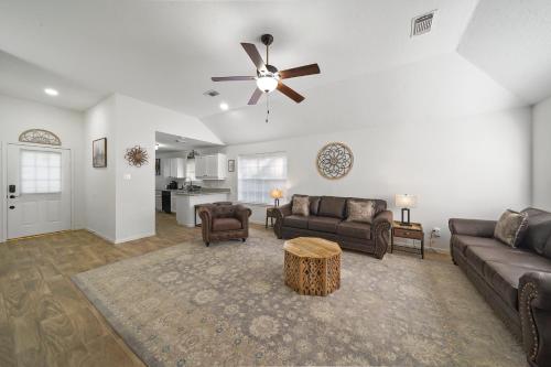 IAH Place: 4 bed, patio-sleeps 8+ in Humble, USA