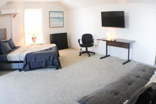 3 BR - Off Street Parking - Amazing View Nearby in Pittsburgh, USA