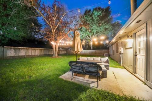IAH Place: 4 bed, patio-sleeps 8+ in Humble, USA