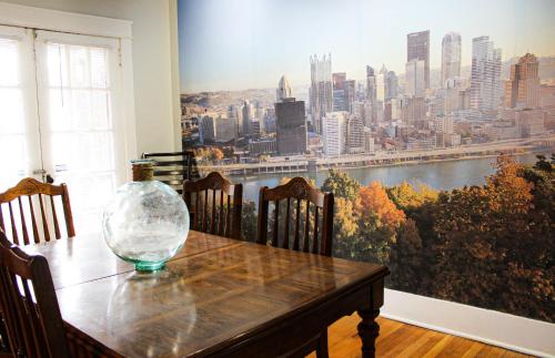 Comfy 3 BR - Family Friendly Apt - City Access in Pittsburgh, USA