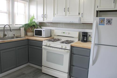 Comfy 3 BR - Family Friendly Apt - City Access