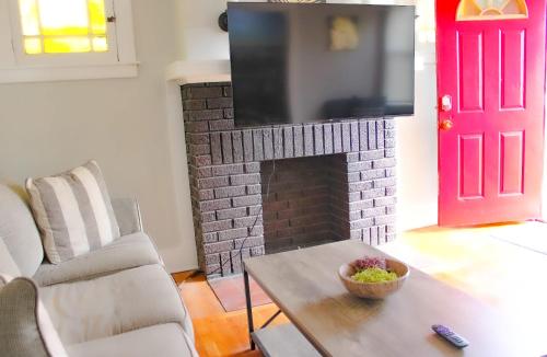 Comfy 3 BR - Family Friendly Apt - City Access in Pittsburgh, USA