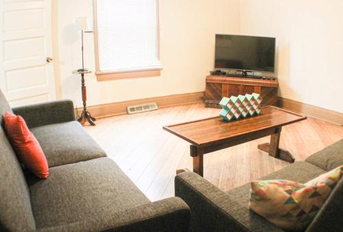 Comfortable Apartment - Pittsburgh's Little Italy detail