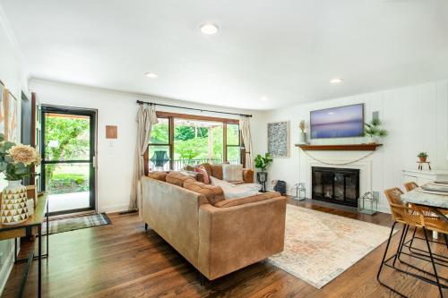 Cozy Creekside Rancher-Heart of Downtown Knoxville in Knoxville, USA
