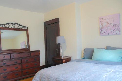 Comfy and Spacious 3 BR - Easy City Access in Pittsburgh, USA