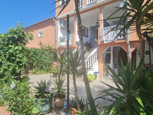 2 bedrooms, 2 beds