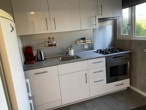 Mooie chalet met grote tuin dichtbij Amsterdam in Opmeer