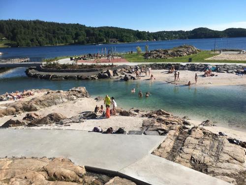 Nyrestaurert leilighet nær byen og badeplass