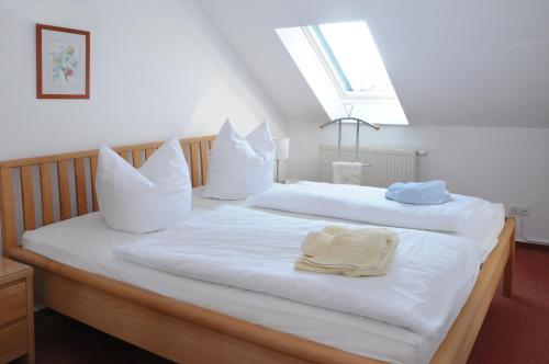 1 queen bed, 1 sofa bed