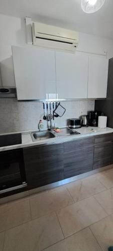Comfort One-Bedroom Apartment with Sea View  image 6