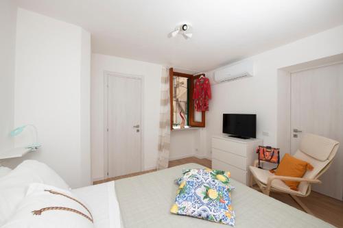 Double Room with Private Bathroom image 10