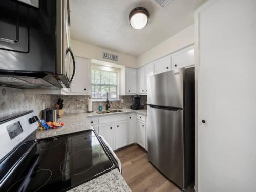 IAH Inn: 4 beds, patio-sleeps 9+ in Humble, USA