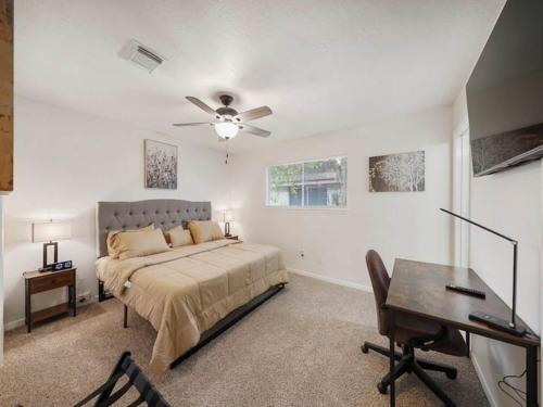 IAH Inn: 4 beds, patio-sleeps 9+ in Humble, USA