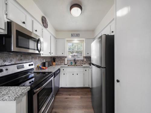 IAH Inn: 4 beds, patio-sleeps 9+ in Humble, USA
