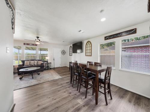 IAH Inn: 4 beds, patio-sleeps 9+ in Humble, USA