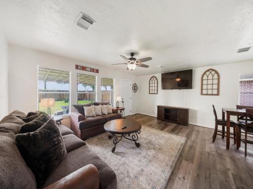 IAH Inn: 4 beds, patio-sleeps 9+ in Humble, USA
