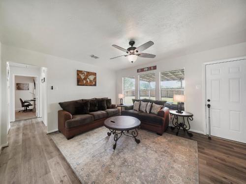 IAH Inn: 4 beds, patio-sleeps 9+ in Humble, USA