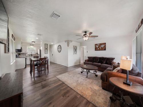 IAH Inn: 4 beds, patio-sleeps 9+ in Humble, USA
