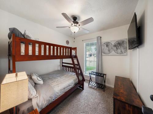 IAH Inn: 4 beds, patio-sleeps 9+ in Humble, USA