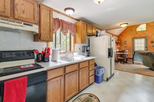 Spacious Pocono Lake Cabin with Community Amenities! in Pocono Lake, USA