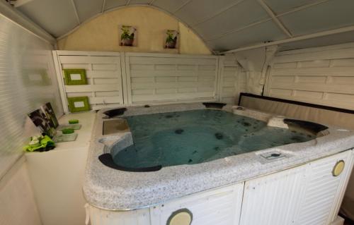 9 chambres spa hamman sauna Piscine chauffee poss in Trois Moulins