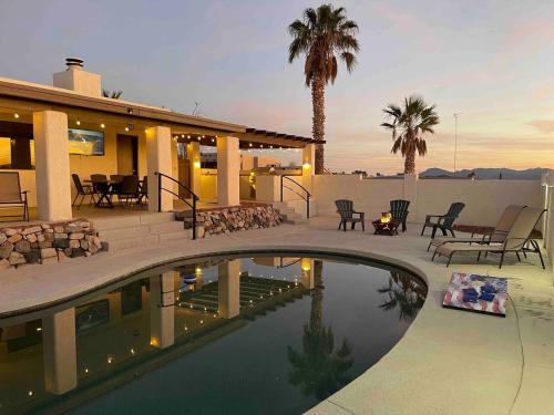 Charming Desert Oasis! Pool home, sleeps 12
