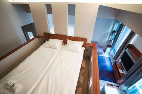 Elizabeth 44 Boulevard Apartment