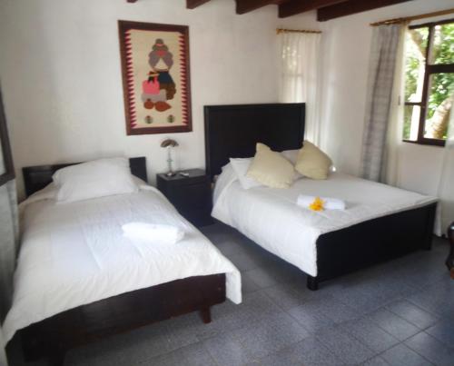 1 queen bed, 1 twin bed
