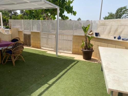 Bungalow planta baja con amplia terraza 120m2 residencial privado con piscina