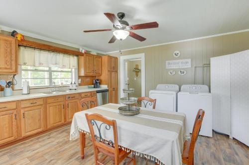 2 Mi to Lake Lineville Farmhouse with Fire Pit in Lineville, USA
