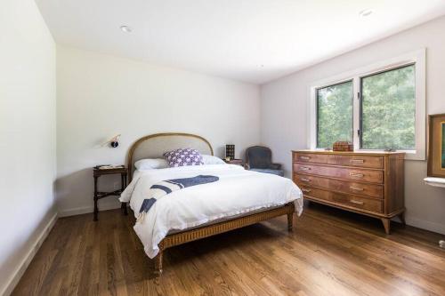 Artisan Grove Four bedrooms 3 bathrooms with Pool, Equipped Kitchen and Laundry in East Hampton, USA