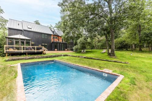 Artisan Grove Four bedrooms 3 bathrooms with Pool, Equipped Kitchen and Laundry in East Hampton, USA