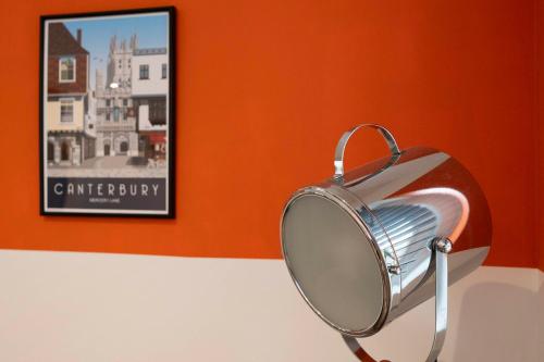 Modern 3 Bed Home with parking close to city centre - image 9