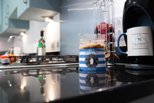 Modern 3 Bed Home with parking close to city centre - image 3