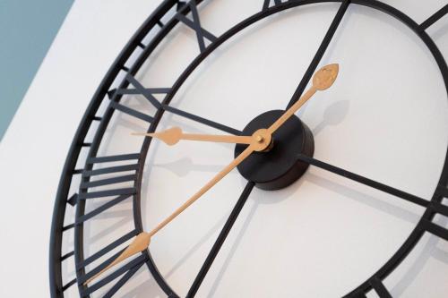 Modern 3 Bed Home with parking close to city centre - image 5