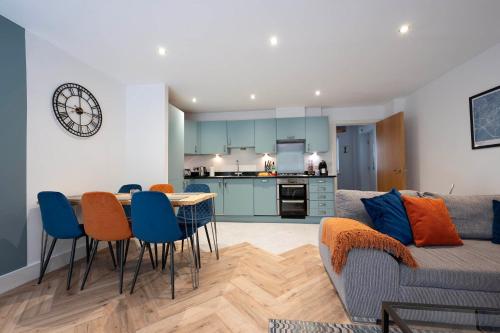 Modern 3 Bed Home with parking close to city centre