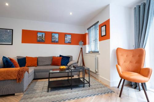 Modern 3 Bed Home with parking close to city centre - image 6