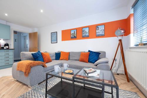 Modern 3 Bed Home with parking close to city centre - image 4