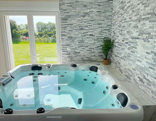 Pezsgőfürdő, 4AS Spa Paris in Verdelot