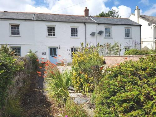 Character filled Fisherman's cottage near the sea