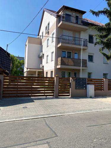 ทัศนียภาพ, Moonshine Érd (Moonshine Erd) in เอียร์ด