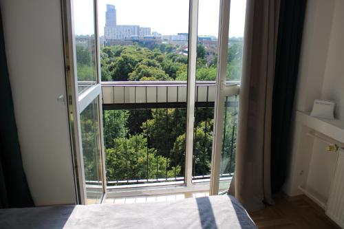Strict center Warsaw comfortable apartment, 10th-floor with beautiful view on the park and skyscrapers, free WiFi, self check-in/out, Варшава